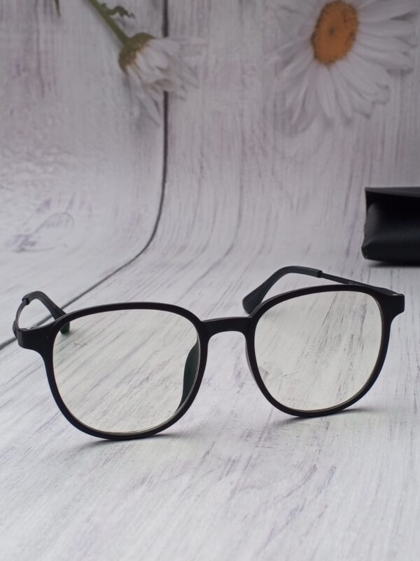 Square-Round Titanium-Acetate Glasses