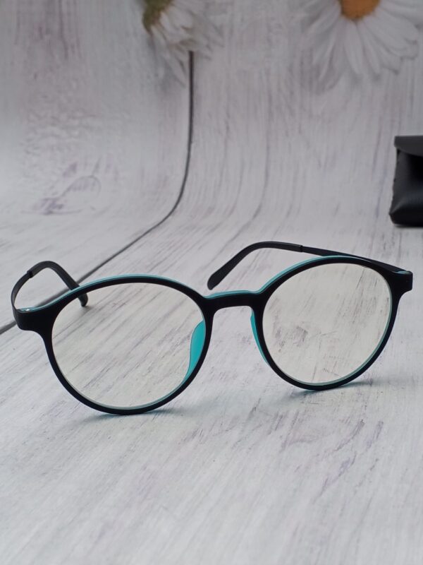 Round Titanium-Acetate Glasses