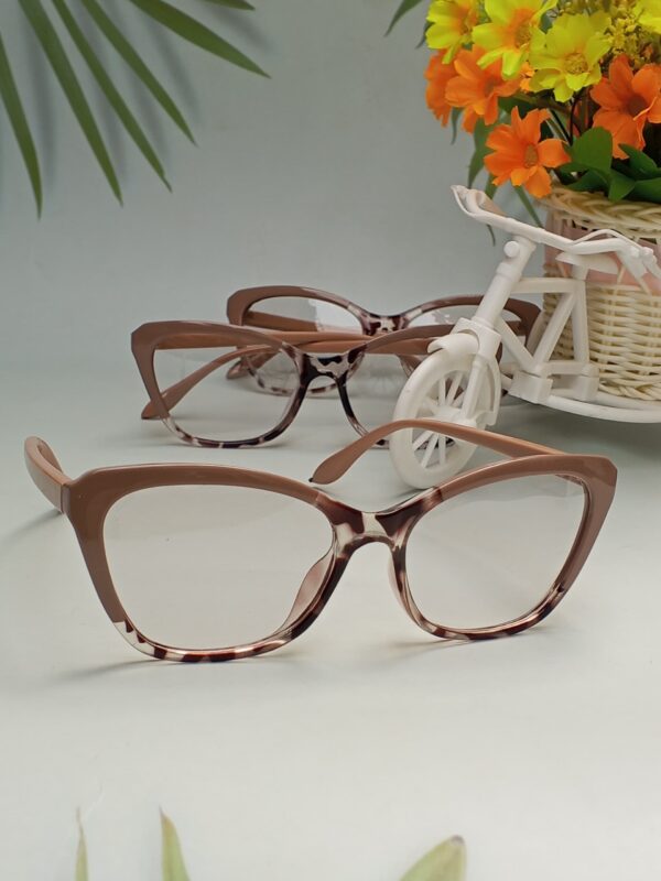 Bold Edge Photochromic Glasses – Stylish UV Protection for Everyday Wear - Image 2