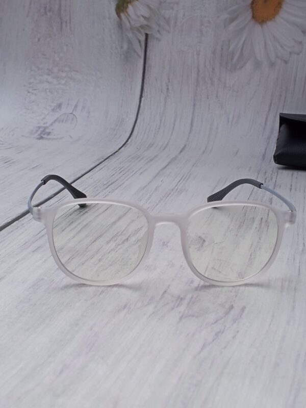 Square-Round Titanium-Acetate Glasses